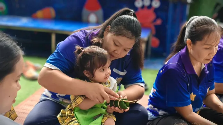 คุณครูช่วยหนูน้อยประดิษฐ์งานจากใบตอง