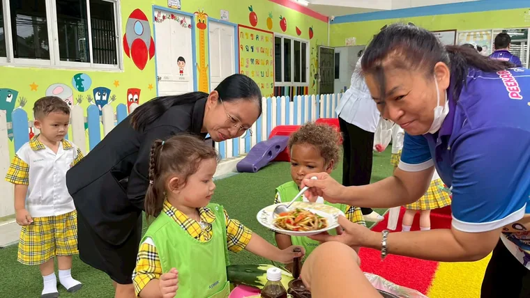 คุณครูให้เด็กชิมอาหารในกิจกรรมทำอาหาร